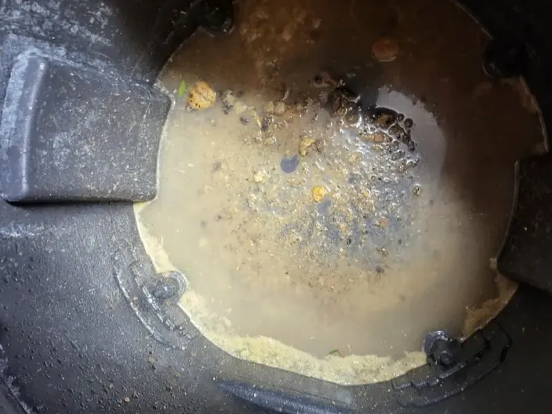 목포 석션 통 바닥에 가라앉은 찌꺼기